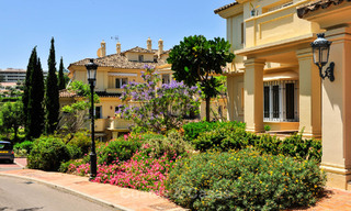 Ruim, luxe penthouse te koop met 4 slaapkamers in een eerstelijns golfcomplex in Nueva Andalucia, Marbella 63117 