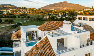 Luxueus duplex penthouse met hedendaags interieur te koop, eerstelijns golf in Nueva Andalucia’s golfvallei, Marbella 63302 