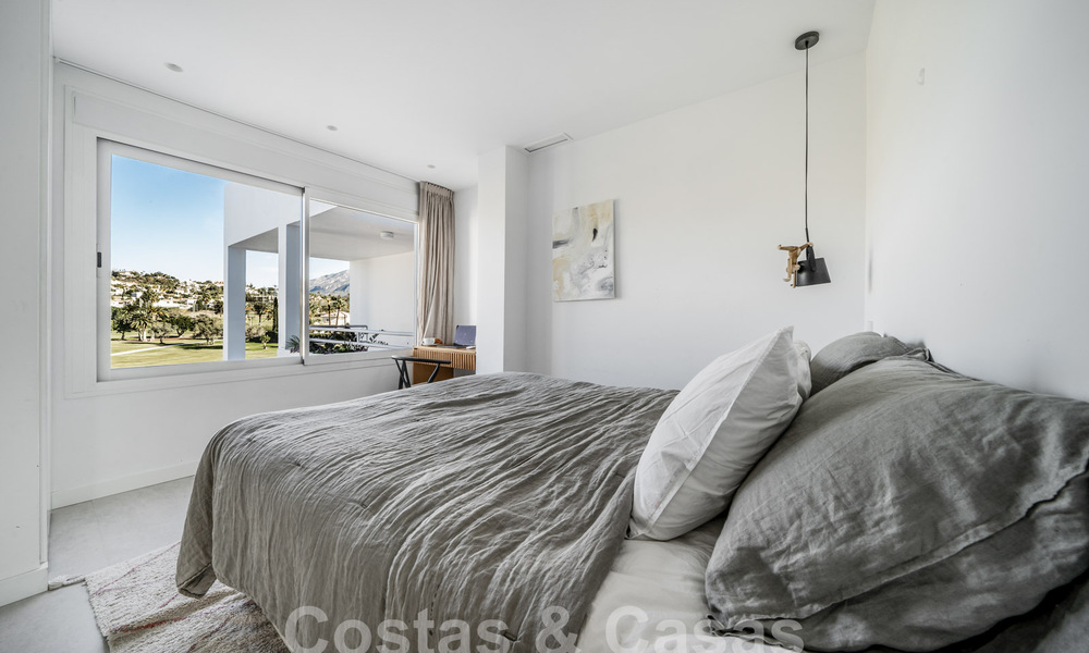 Luxueus duplex penthouse met hedendaags interieur te koop, eerstelijns golf in Nueva Andalucia’s golfvallei, Marbella 63307