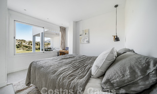 Luxueus duplex penthouse met hedendaags interieur te koop, eerstelijns golf in Nueva Andalucia’s golfvallei, Marbella 63307 