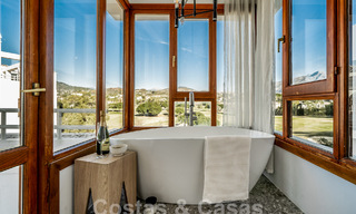 Luxueus duplex penthouse met hedendaags interieur te koop, eerstelijns golf in Nueva Andalucia’s golfvallei, Marbella 63309 