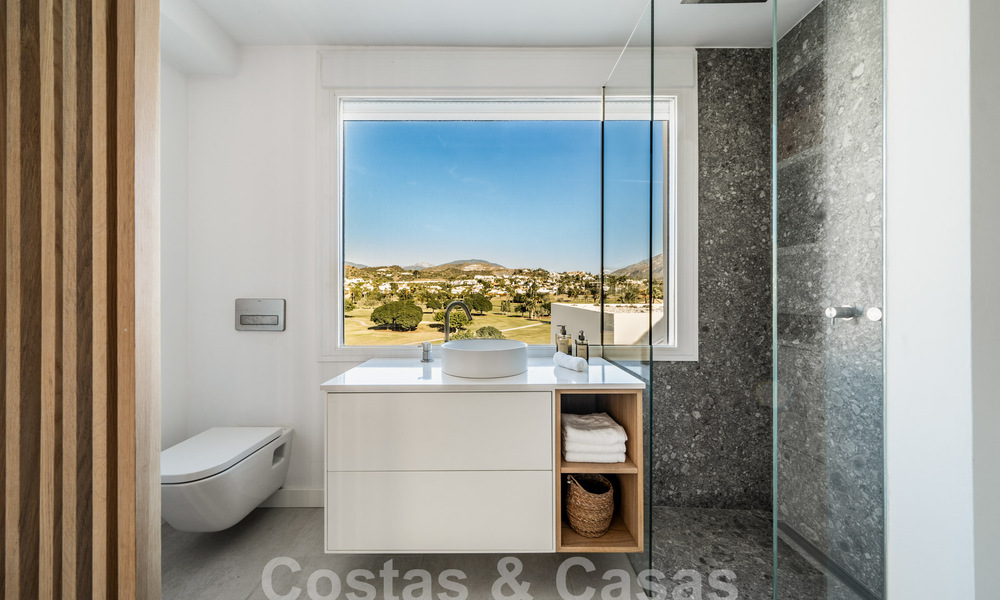 Luxueus duplex penthouse met hedendaags interieur te koop, eerstelijns golf in Nueva Andalucia’s golfvallei, Marbella 63311