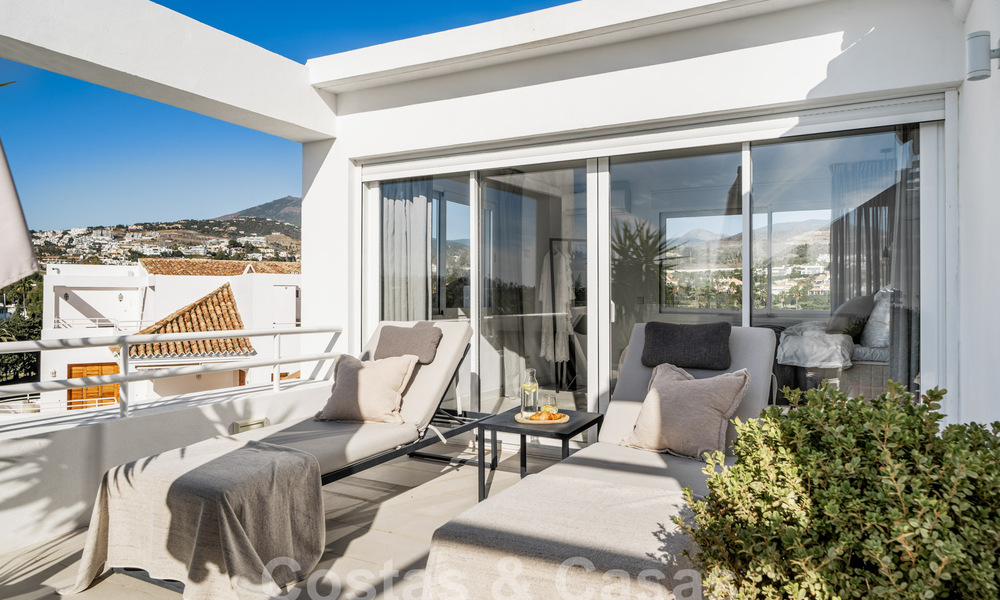 Luxueus duplex penthouse met hedendaags interieur te koop, eerstelijns golf in Nueva Andalucia’s golfvallei, Marbella 63314