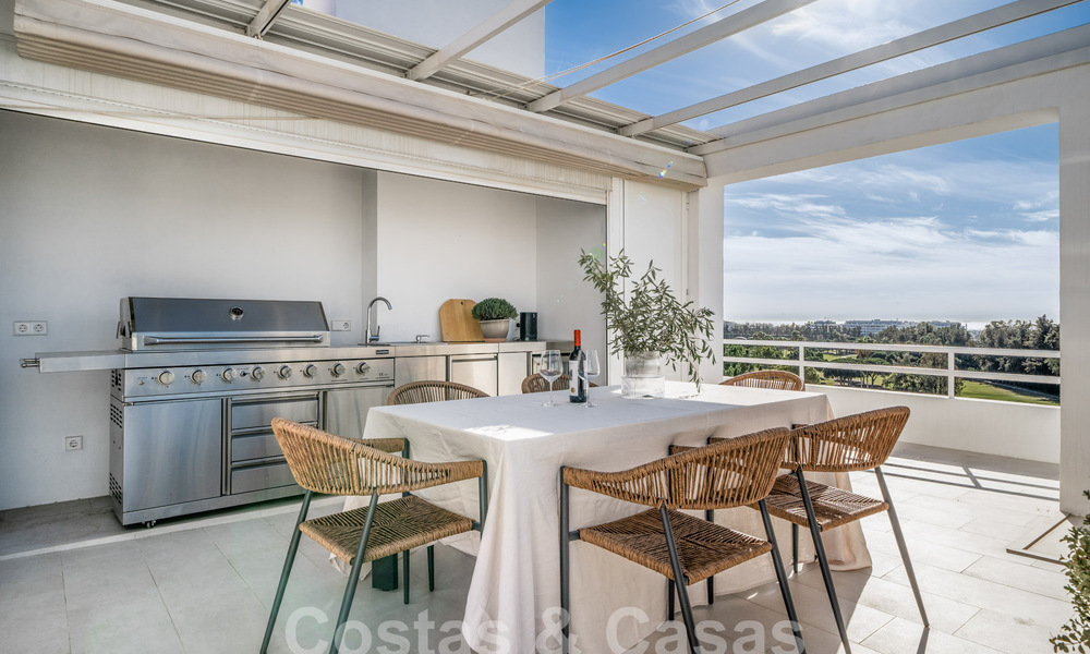 Luxueus duplex penthouse met hedendaags interieur te koop, eerstelijns golf in Nueva Andalucia’s golfvallei, Marbella 63315