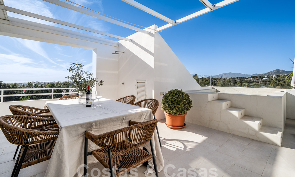 Luxueus duplex penthouse met hedendaags interieur te koop, eerstelijns golf in Nueva Andalucia’s golfvallei, Marbella 63316
