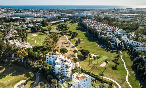 Luxueus duplex penthouse met hedendaags interieur te koop, eerstelijns golf in Nueva Andalucia’s golfvallei, Marbella 63330