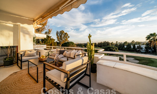 Luxueus duplex penthouse met hedendaags interieur te koop, eerstelijns golf in Nueva Andalucia’s golfvallei, Marbella 63331 