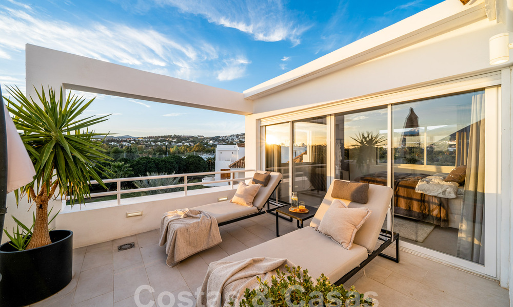Luxueus duplex penthouse met hedendaags interieur te koop, eerstelijns golf in Nueva Andalucia’s golfvallei, Marbella 63332