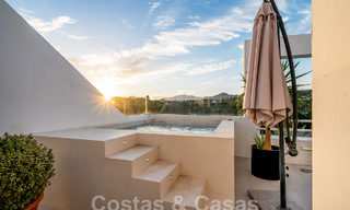 Luxueus duplex penthouse met hedendaags interieur te koop, eerstelijns golf in Nueva Andalucia’s golfvallei, Marbella 63333 
