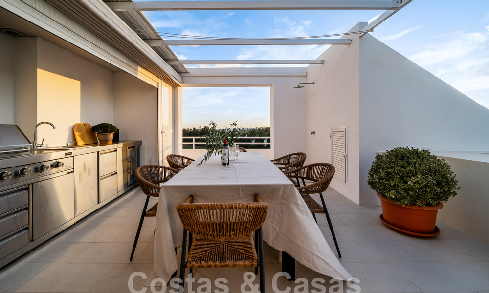 Luxueus duplex penthouse met hedendaags interieur te koop, eerstelijns golf in Nueva Andalucia’s golfvallei, Marbella 63334