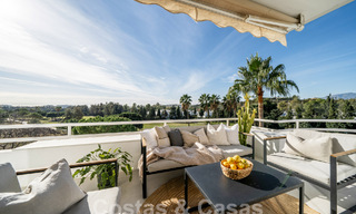Luxueus duplex penthouse met hedendaags interieur te koop, eerstelijns golf in Nueva Andalucia’s golfvallei, Marbella 63336 