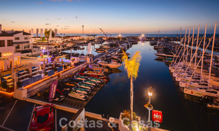 Modern gerenoveerd penthouse te koop, eerstelijns in de jachthaven van Puerto Banus, Marbella 63430 