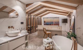 Modern gerenoveerd penthouse te koop, eerstelijns in de jachthaven van Puerto Banus, Marbella 63434 