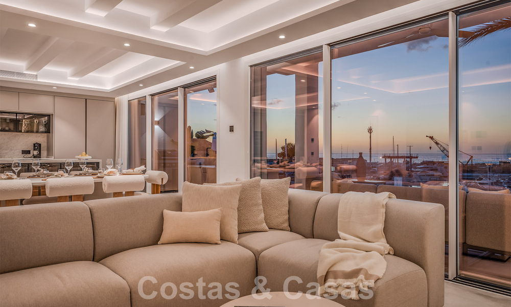 Modern gerenoveerd penthouse te koop, eerstelijns in de jachthaven van Puerto Banus, Marbella 63435