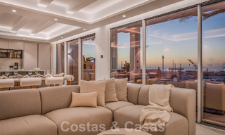 Modern gerenoveerd penthouse te koop, eerstelijns in de jachthaven van Puerto Banus, Marbella 63435 