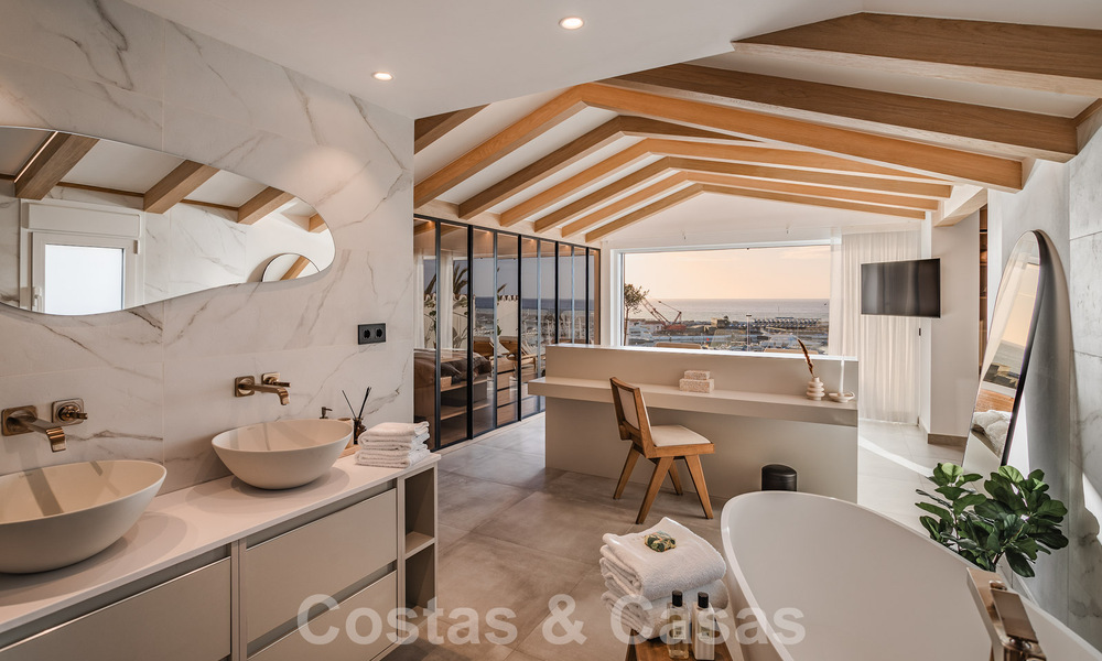 Modern gerenoveerd penthouse te koop, eerstelijns in de jachthaven van Puerto Banus, Marbella 63441