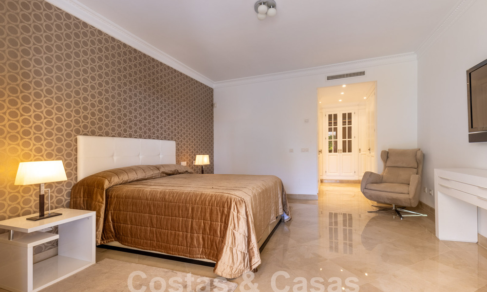 Ruim, luxe appartement, gelegen in een exclusieve gated community aan de golfbaan te koop in Nueva Andalucia, Marbella 63196