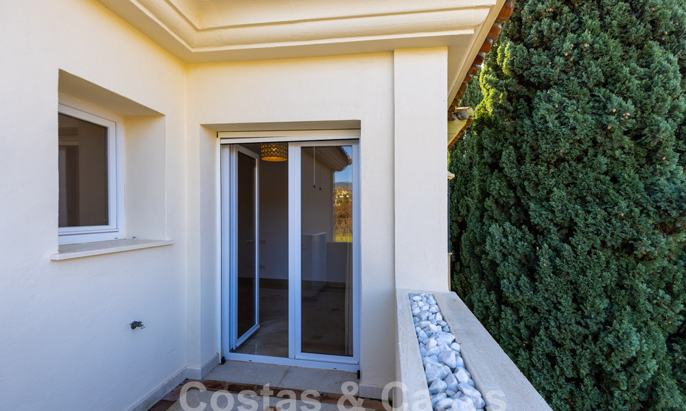 Ruim, luxe appartement, gelegen in een exclusieve gated community aan de golfbaan te koop in Nueva Andalucia, Marbella 63201