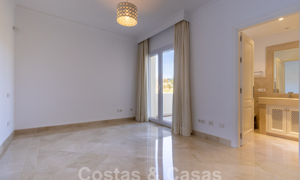 Ruim, luxe appartement, gelegen in een exclusieve gated community aan de golfbaan te koop in Nueva Andalucia, Marbella 63203