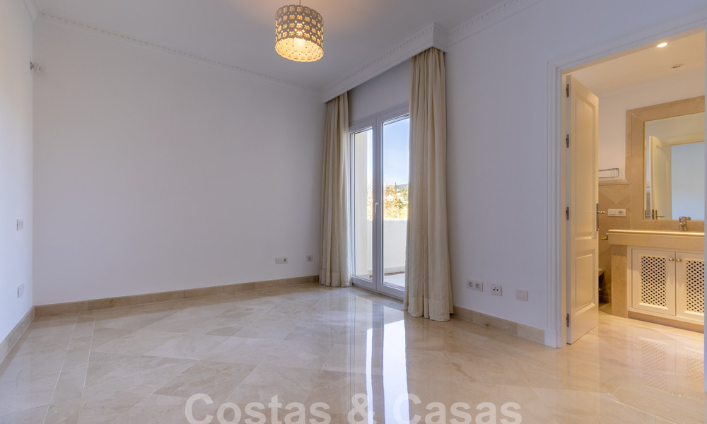 Ruim, luxe appartement, gelegen in een exclusieve gated community aan de golfbaan te koop in Nueva Andalucia, Marbella 63203