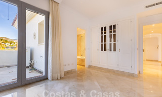 Ruim, luxe appartement, gelegen in een exclusieve gated community aan de golfbaan te koop in Nueva Andalucia, Marbella 63204 