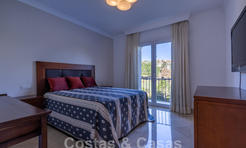 Ruim, luxe appartement, gelegen in een exclusieve gated community aan de golfbaan te koop in Nueva Andalucia, Marbella 63209