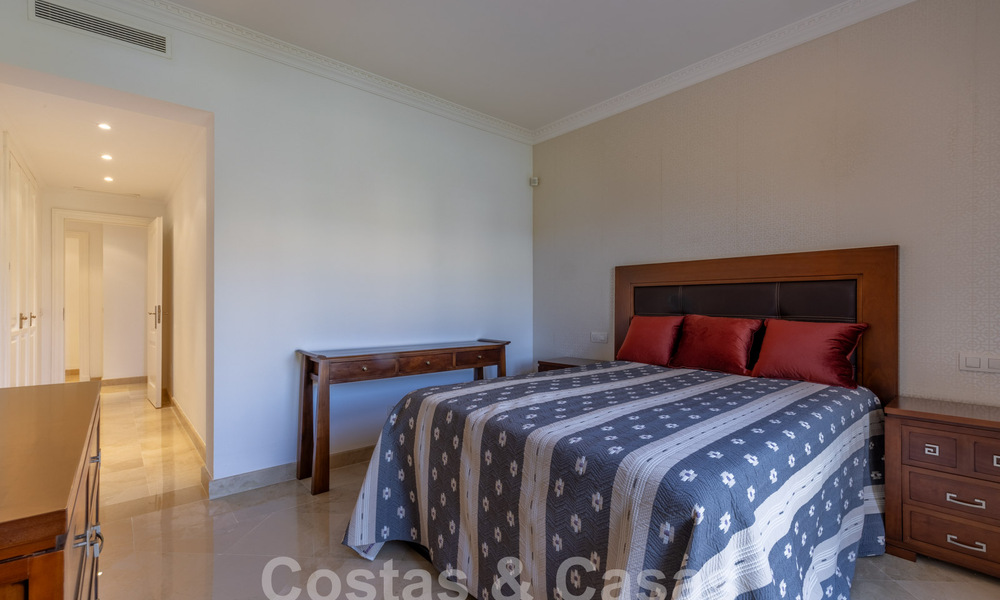 Ruim, luxe appartement, gelegen in een exclusieve gated community aan de golfbaan te koop in Nueva Andalucia, Marbella 63210