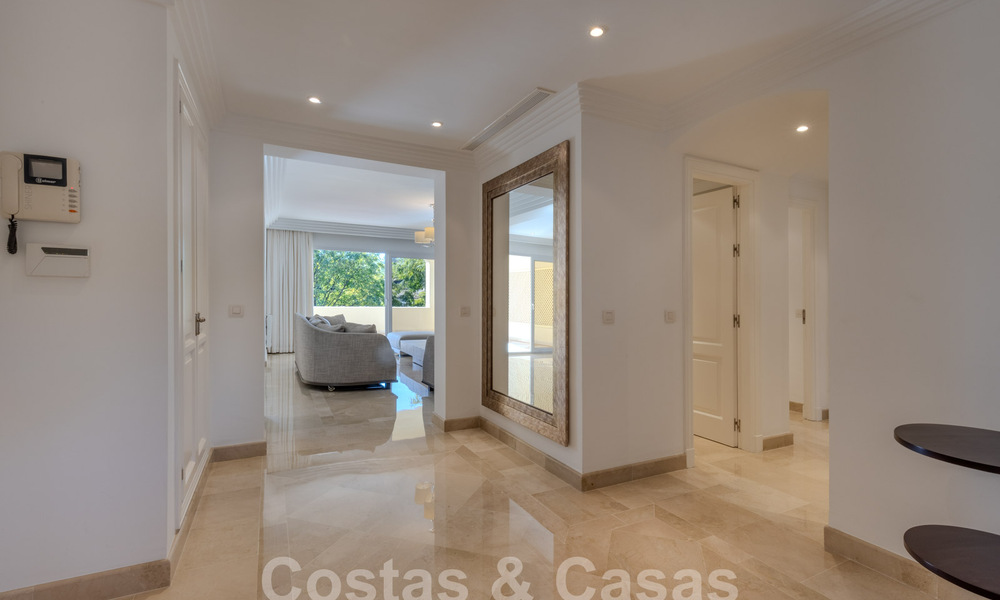 Ruim, luxe appartement, gelegen in een exclusieve gated community aan de golfbaan te koop in Nueva Andalucia, Marbella 63223