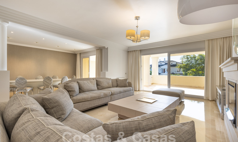 Ruim, luxe appartement, gelegen in een exclusieve gated community aan de golfbaan te koop in Nueva Andalucia, Marbella 63230