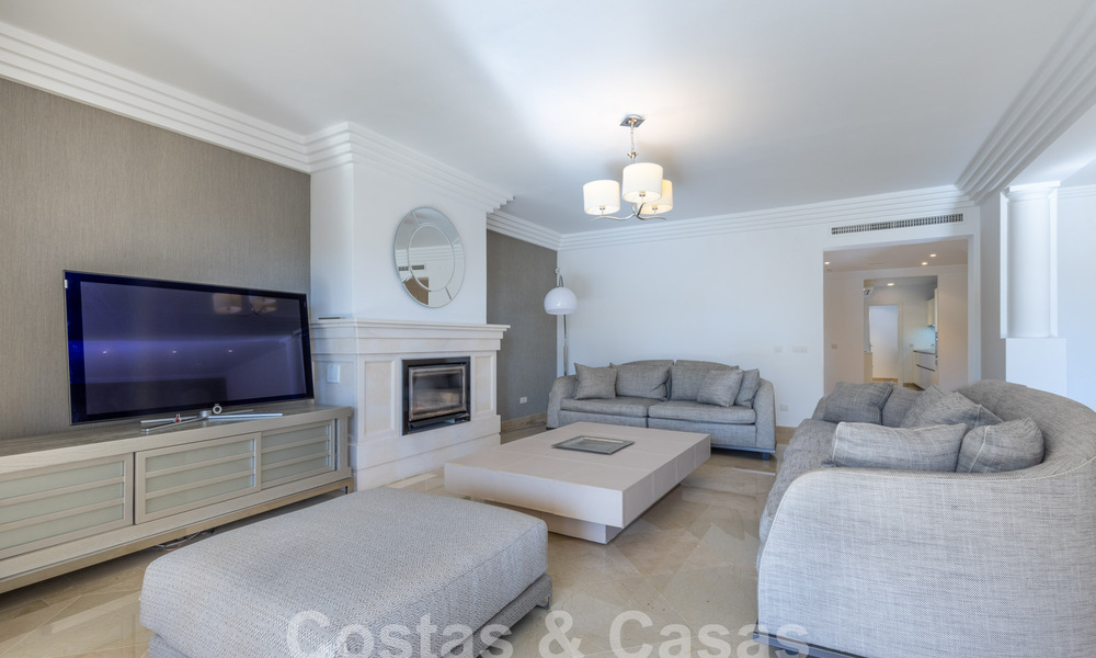 Ruim, luxe appartement, gelegen in een exclusieve gated community aan de golfbaan te koop in Nueva Andalucia, Marbella 63232