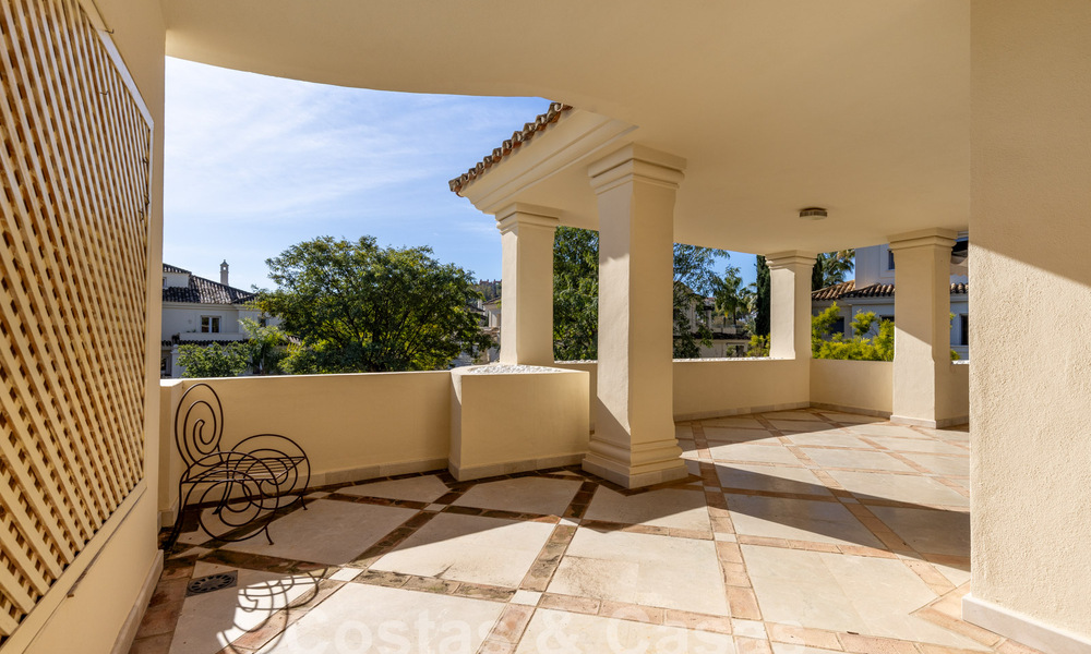 Ruim, luxe appartement, gelegen in een exclusieve gated community aan de golfbaan te koop in Nueva Andalucia, Marbella 63234