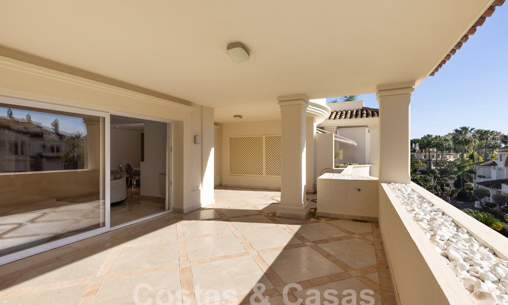 Ruim, luxe appartement, gelegen in een exclusieve gated community aan de golfbaan te koop in Nueva Andalucia, Marbella 63237
