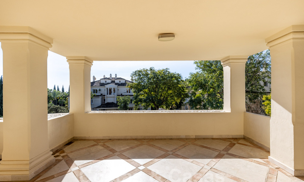 Ruim, luxe appartement, gelegen in een exclusieve gated community aan de golfbaan te koop in Nueva Andalucia, Marbella 63240