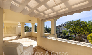 Ruim, luxe appartement, gelegen in een exclusieve gated community aan de golfbaan te koop in Nueva Andalucia, Marbella 63243 