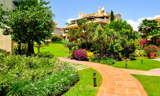Ruim, luxe appartement, gelegen in een exclusieve gated community aan de golfbaan te koop in Nueva Andalucia, Marbella 63250 