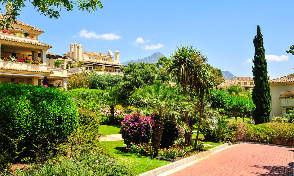 Ruim, luxe appartement, gelegen in een exclusieve gated community aan de golfbaan te koop in Nueva Andalucia, Marbella 63251