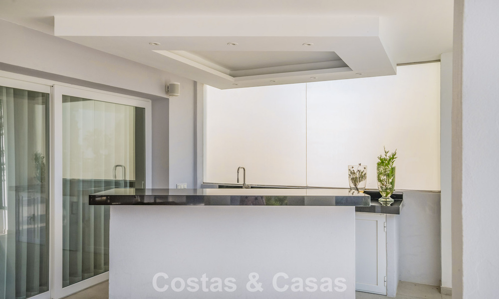 Hedendaags gerenoveerde luxevilla te koop met zeezicht in Sierra Blanca op de Golden Mile van Marbella 63523