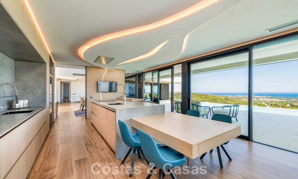Stijlvolle, moderne luxevilla te koop met zeezicht in een geprefereerde, omsloten community van Sotogrande, Costa del Sol 63495