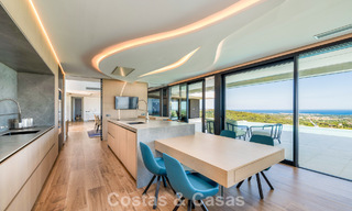 Stijlvolle, moderne luxevilla te koop met zeezicht in een geprefereerde, omsloten community van Sotogrande, Costa del Sol 63495 