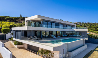 Stijlvolle, moderne luxevilla te koop met zeezicht in een geprefereerde, omsloten community van Sotogrande, Costa del Sol 63496 