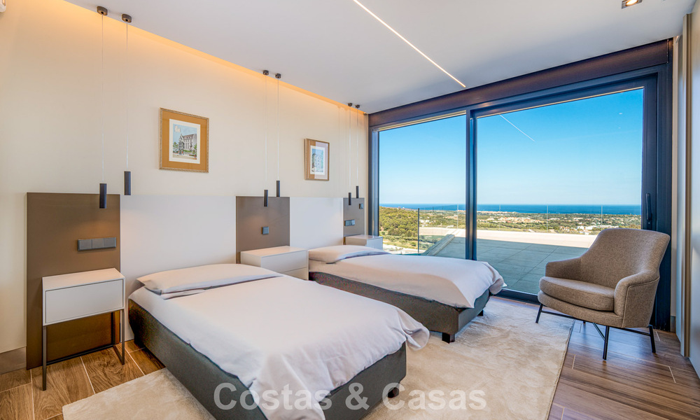 Stijlvolle, moderne luxevilla te koop met zeezicht in een geprefereerde, omsloten community van Sotogrande, Costa del Sol 63497
