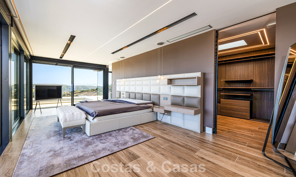 Stijlvolle, moderne luxevilla te koop met zeezicht in een geprefereerde, omsloten community van Sotogrande, Costa del Sol 63498