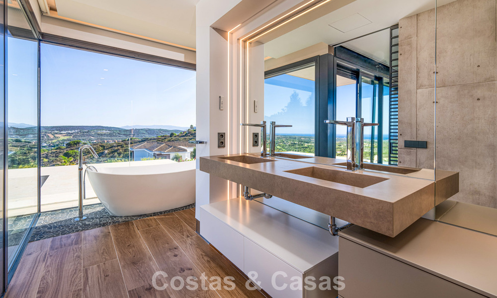 Stijlvolle, moderne luxevilla te koop met zeezicht in een geprefereerde, omsloten community van Sotogrande, Costa del Sol 63499