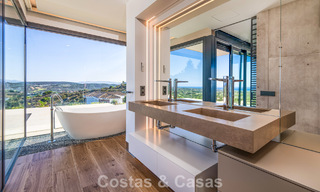 Stijlvolle, moderne luxevilla te koop met zeezicht in een geprefereerde, omsloten community van Sotogrande, Costa del Sol 63499 