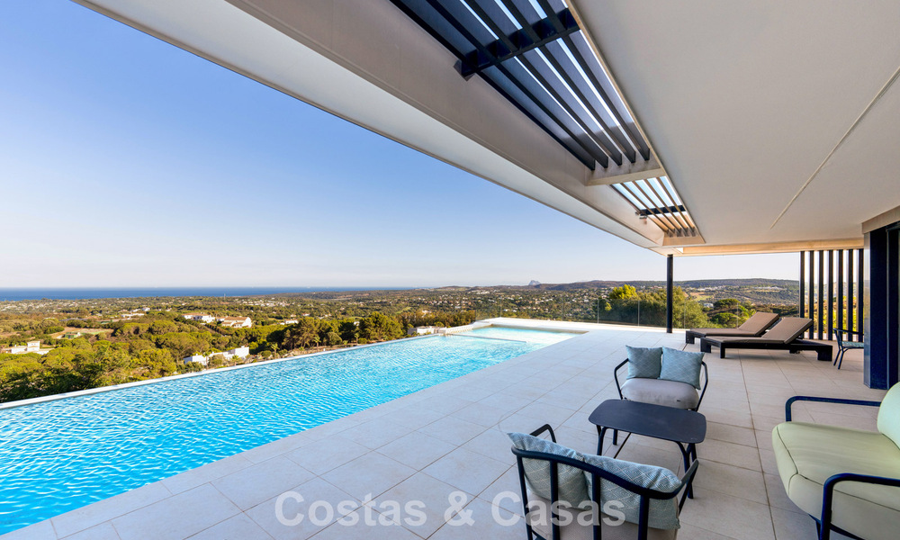 Stijlvolle, moderne luxevilla te koop met zeezicht in een geprefereerde, omsloten community van Sotogrande, Costa del Sol 63501