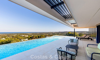 Stijlvolle, moderne luxevilla te koop met zeezicht in een geprefereerde, omsloten community van Sotogrande, Costa del Sol 63501 