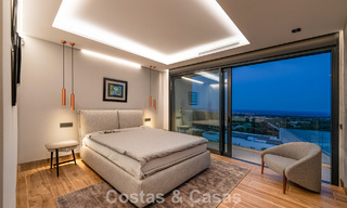 Stijlvolle, moderne luxevilla te koop met zeezicht in een geprefereerde, omsloten community van Sotogrande, Costa del Sol 63503 