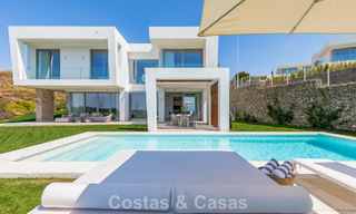 Modernistische villa met strak design en schitterend zeezicht te koop in een gated golf community in Oost Marbella 63573 