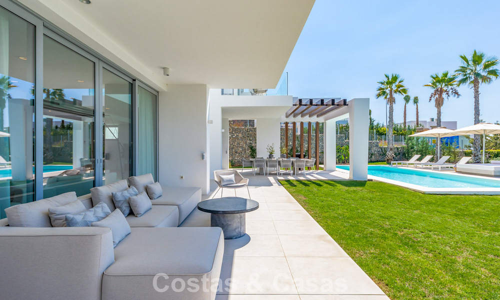 Modernistische villa met strak design en schitterend zeezicht te koop in een gated golf community in Oost Marbella 63574