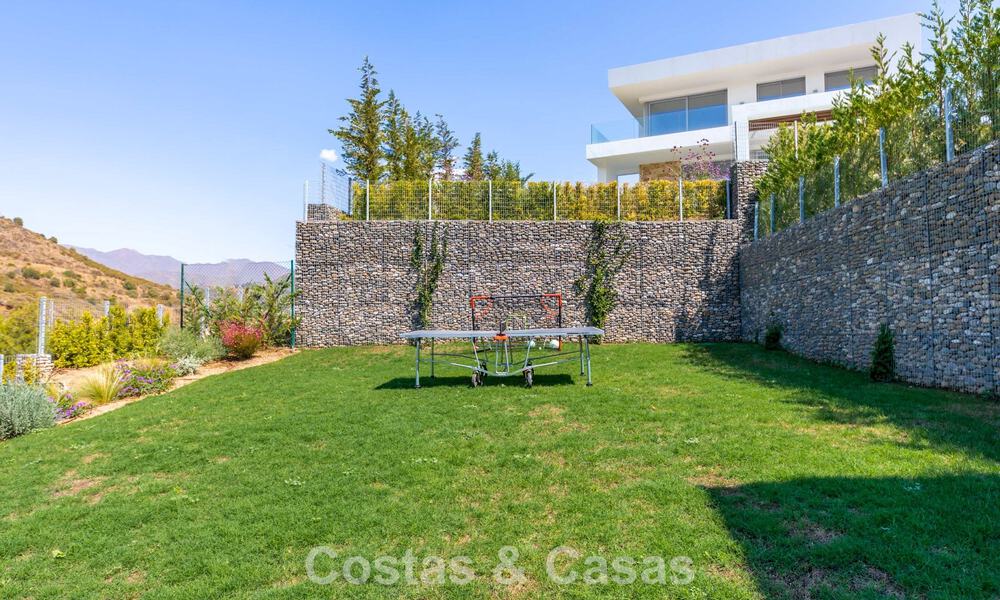 Modernistische villa met strak design en schitterend zeezicht te koop in een gated golf community in Oost Marbella 63575